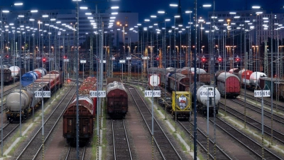 Bei der Bahn-Tochter DB Cargo fallen mehr Stellen weg als bisher angenommen. (Archivbild) (Foto: Hendrik Schmidt/dpa)