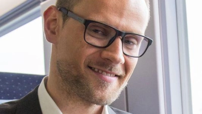 Egal, ob Zug oder im Café: Rechtlich gesehen darf der Bildschirm beim mobilen Arbeiten nicht einsehbar sein. (Foto: Christin Klose/dpa-tmn)