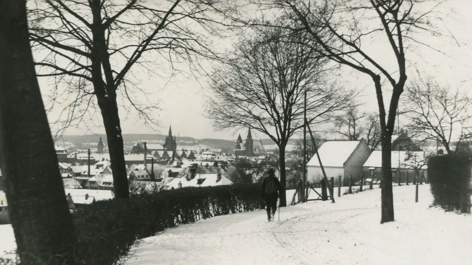 Blick von der Höhe auf die winterliche Stadt: Mitte Dezember 1925 fällt nach einem kurzen milden Zwischenspiel wieder eine Menge Schnee in Ansbach.  (Repro: Sammlung Martin Schuster)
