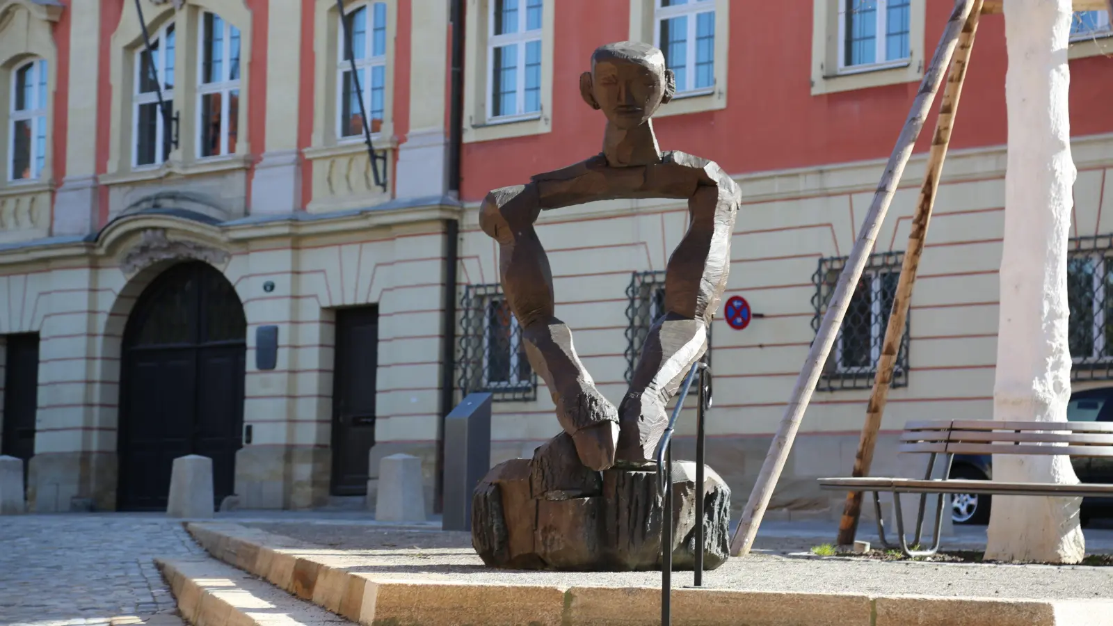 Gordian VII auf dem Vorplatz des Deutschordensschlosses, scheint der Schwerkraft zu trotzen. (Foto: Martina Kramer)