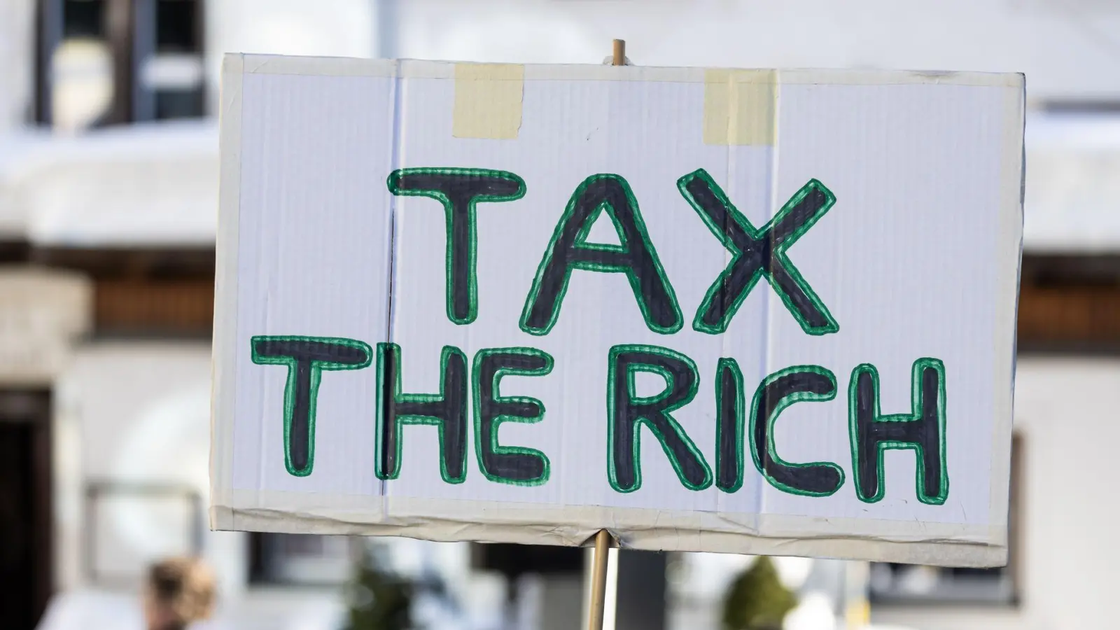 Oxfam fordert höhere Steuern für die Reichsten. (Archivbild) (Foto: Hannes P Albert/dpa)