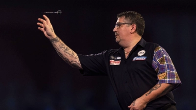 Steht nach dem Sieg über Rob Cross im WM-Viertelfinale: Gary Anderson in Aktion. (Foto: Steven Paston/PA Wire/dpa)