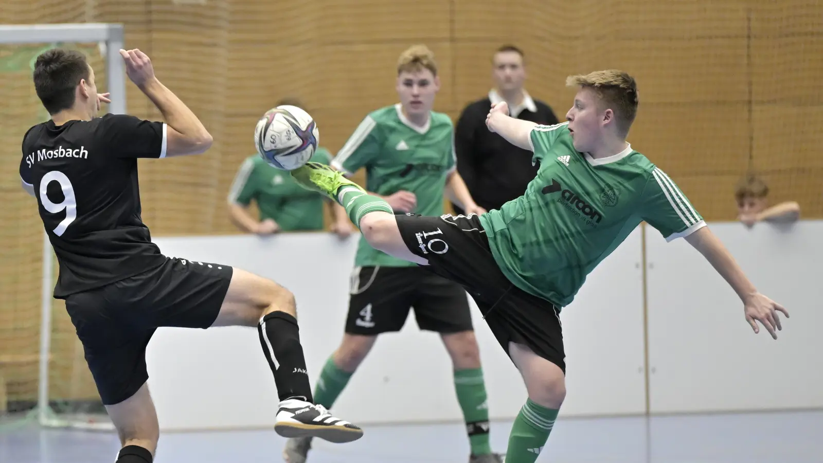 Bei Privatturnieren wird Hallenfußball nach alten Regeln gespielt, eine Alternative zur offiziellen Meisterschaft (hier der Landwehr-Bräu-Cup in Feuchtwangen). (Foto: Martin Rügner)