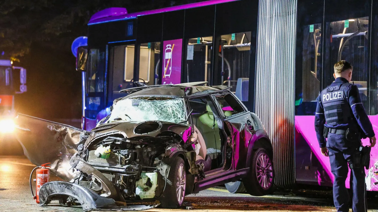 Vier Menschen waren bei dem Unfall in der Nacht schwer verletzt worden.  (Foto: Alex Talash/dpa)