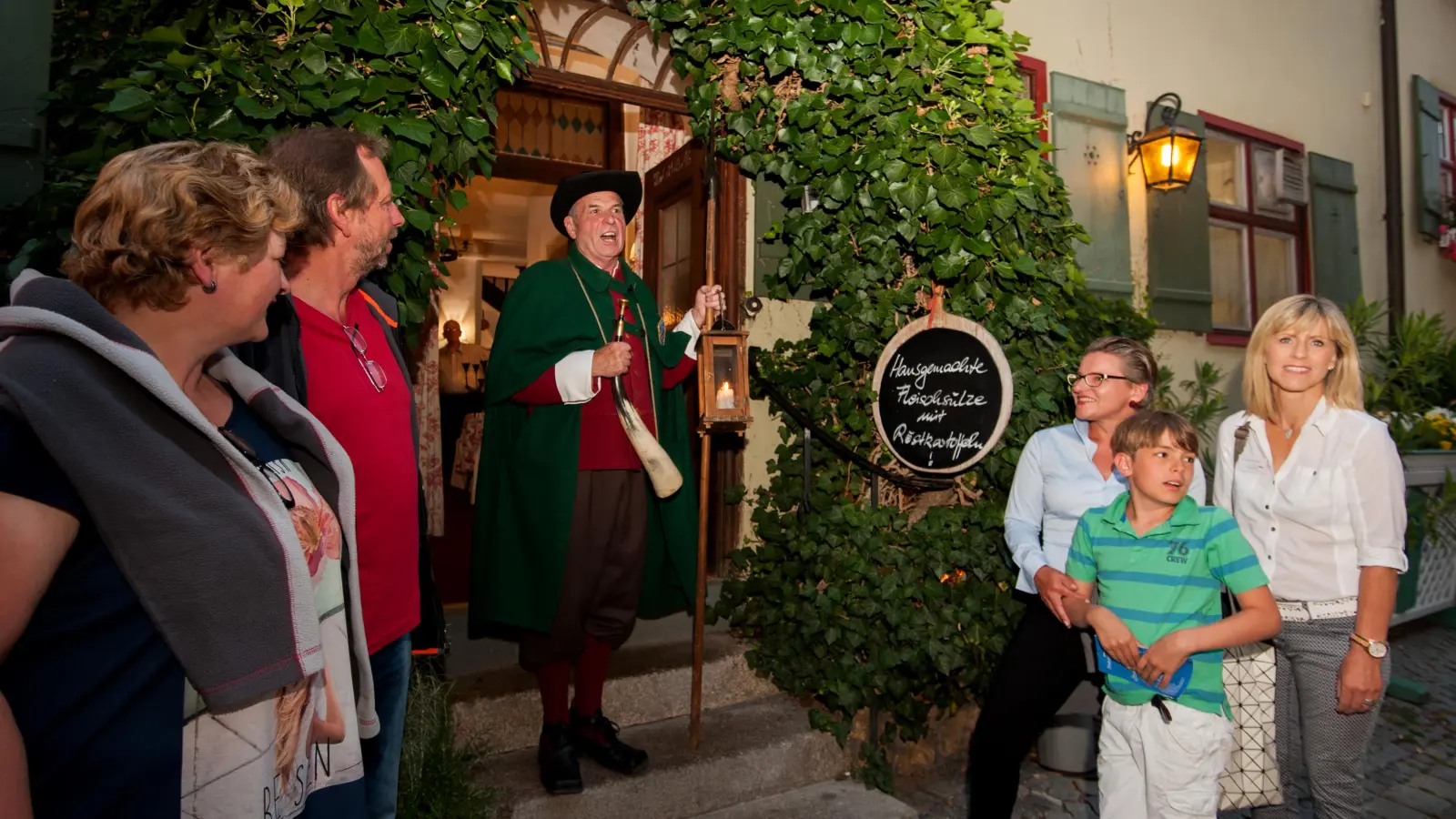 Nächtlicher Spaziergang mit dem Dineklsbühler Nachtwächter. (Foto: David Haas / Touristik Service Dinkelsbühl)