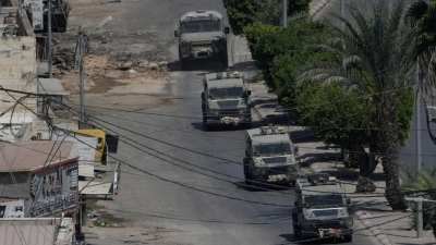 Militärfahrzeuge fahren durch die Stadt Dschenin (Archivbild)  (Foto: Majdi Mohammed/AP/dpa)