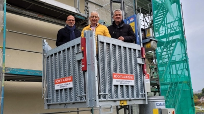 Die Baustelle besichtigt haben (von links): Hubert Wagner, Walter Graf und Eugen Bach. (Foto: Nina Daebel)