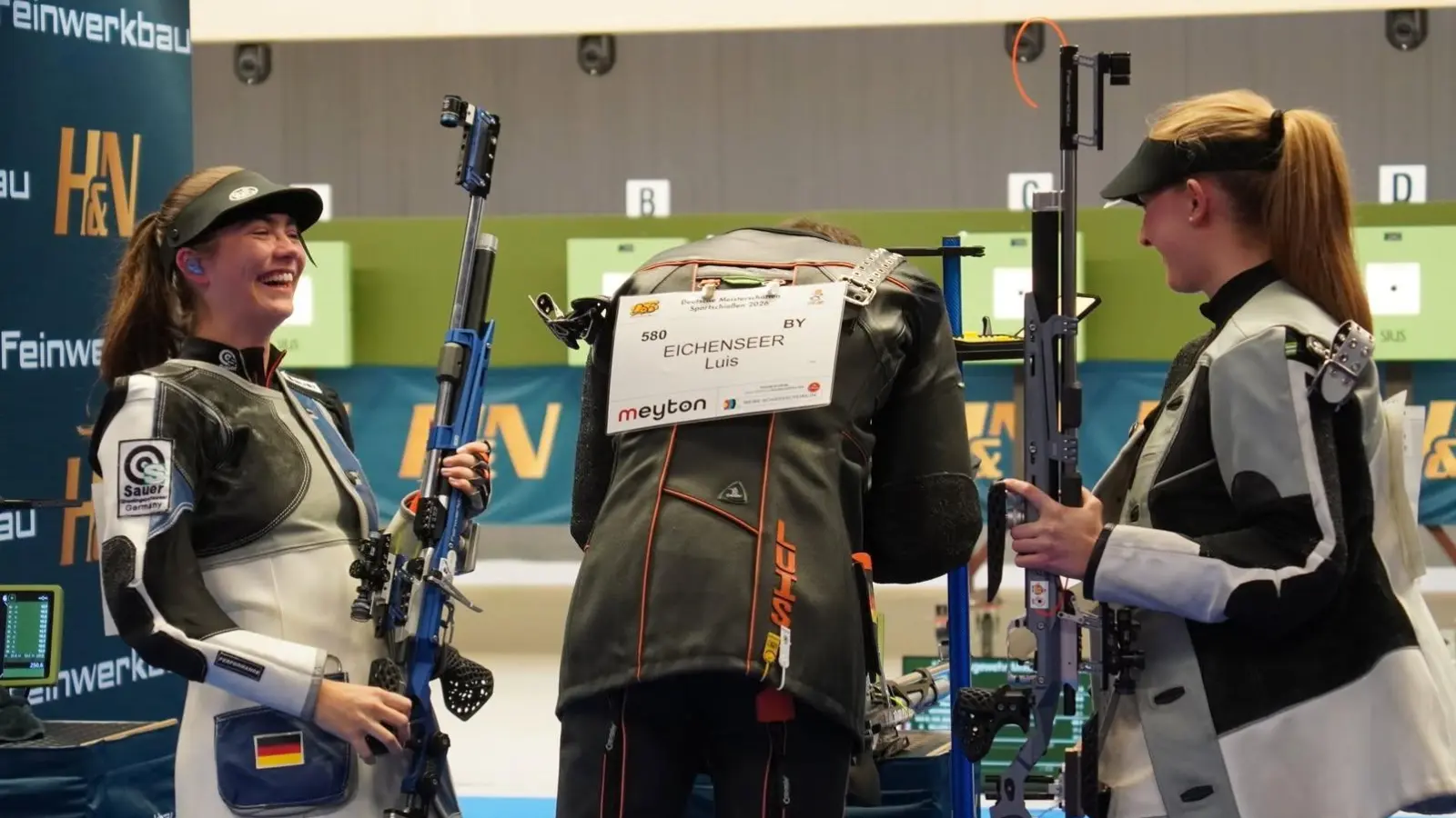 Gut gelaunt: Alyssa Ott (links) bei der Deutschen Meisterschaft. (Foto: Deutscher Schützenbund)