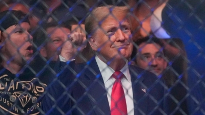 Trump hinter Gittern? Hier besucht der ehemalige US-Präsident einen UFC-Käfigkampf. (Foto: Frank Franklin II/AP/dpa)