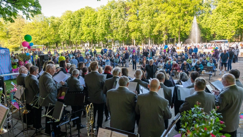 Der Chor Lyra aus Ickelheim war einer der musikalischen Akteure. Rund um den Seerosenbrunnen füllte sich das Areal. (Foto: Mirko Fryska)