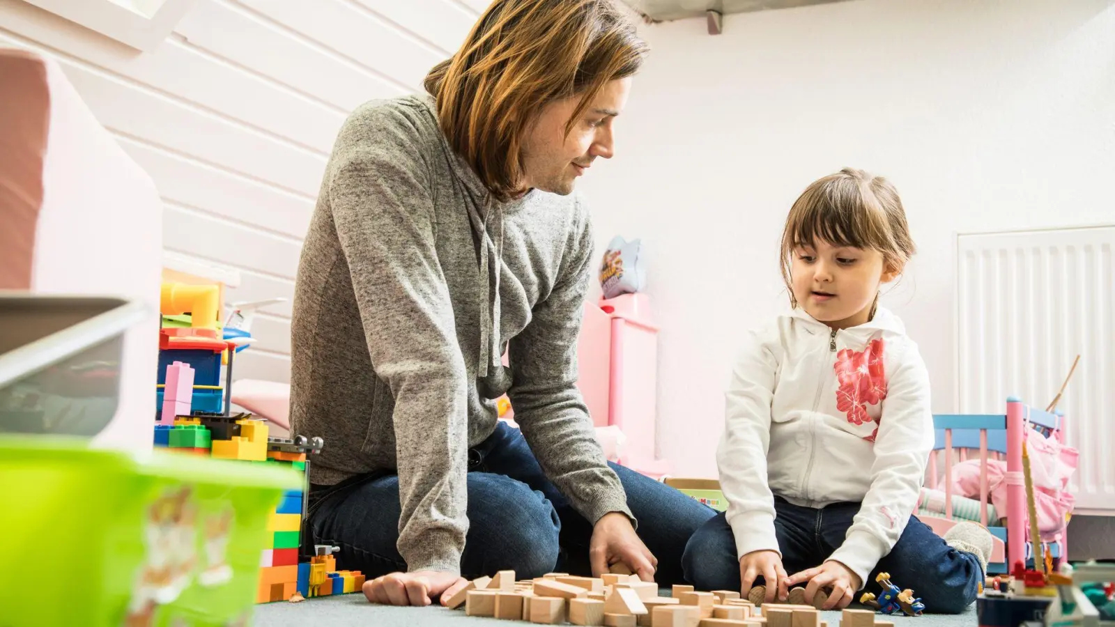 Lebt ein Kind nach der Trennung der Eltern abwechselnd bei Vater und Mutter müssen sich beide darüber einig werden, wem von beiden der Entlastungsbetrag in Gänze zufallen soll. (Foto: Christin Klose/dpa-tmn)