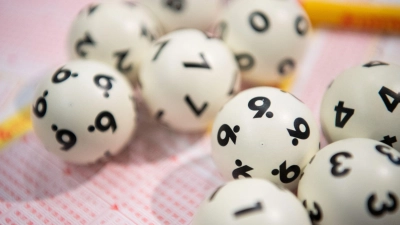 Mehrere Glückspilze aus Bayern haben ihre Millionengewinne noch nicht abgeholt. (Symbolbild) (Foto: Tom Weller/dpa)