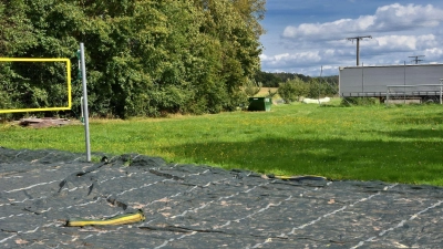 Das potenzielle Neubauareal soll nach den Vorstellungen des Gemeinderats vom Beachvolleyplatz am Holzhaufen (links) anfangen und dann (rechts) bis zum Ende des Fußballtores reichen. (Foto: Mark Oliva)