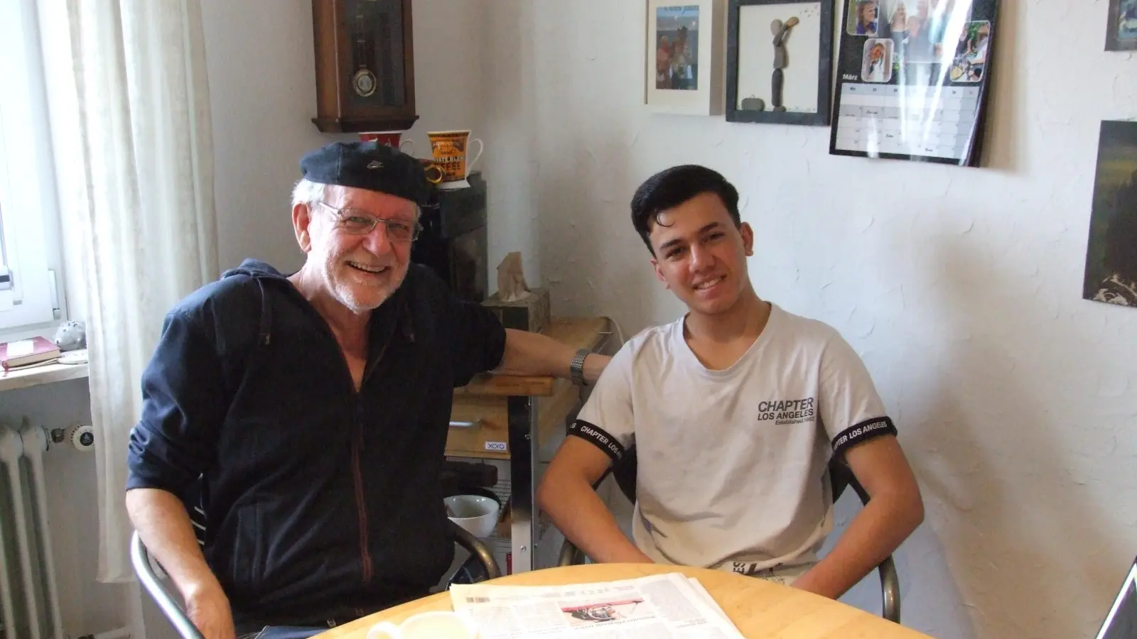 Christian Soldner und sein 15 Jahre alter Pflegesohn: Die beiden lachen viel zusammen. Bei Verständigungsschwierigkeiten schafft eine Übersetzungsapp Abhilfe. (Foto: Jasmin Kiendl)