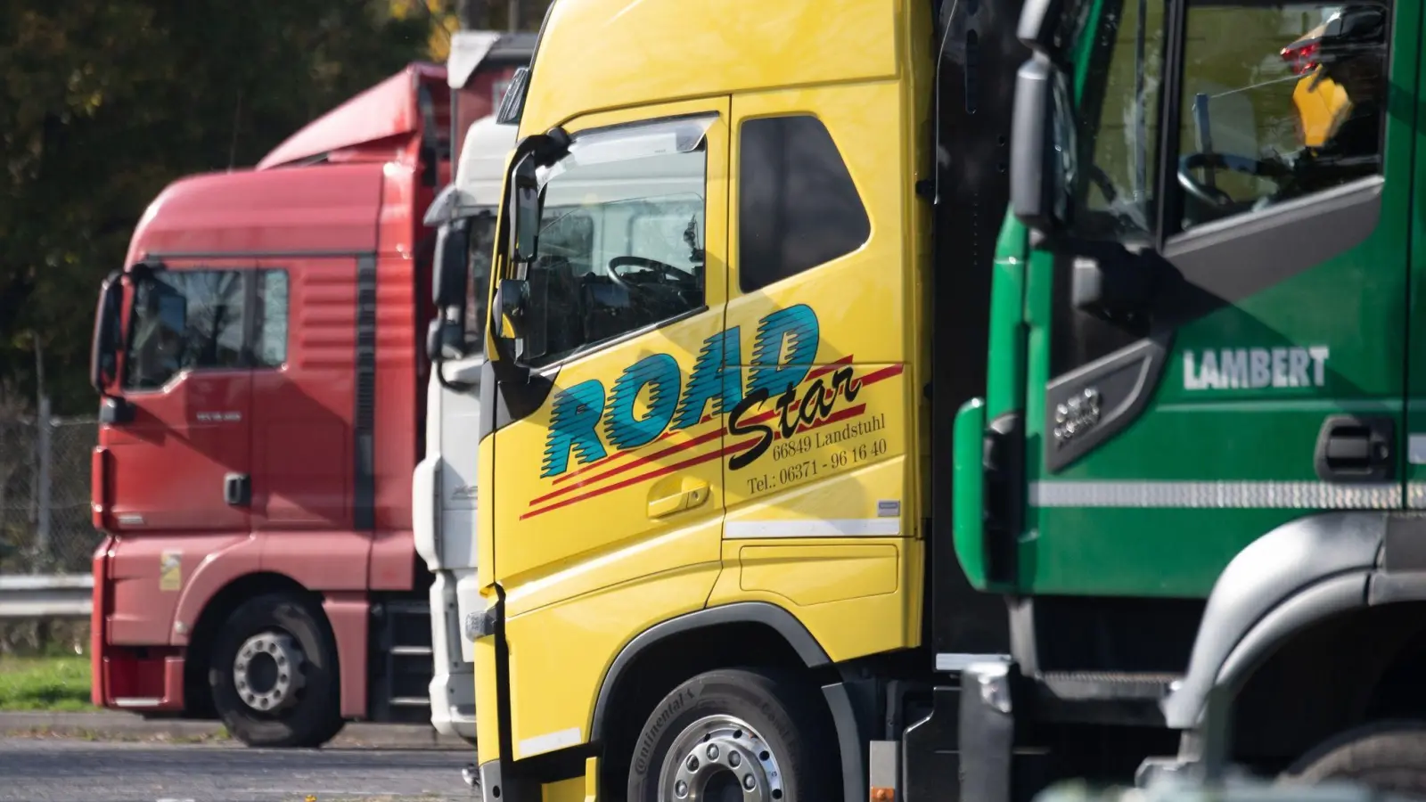 Auf dem Autohof Aurach stellten Beamte der VPI Ansbach zwei Männer in einem Sattelauflieger fest. Sie reisten vermutlich aus Serbien illegal ein.  (Symbolbild: Boris Roessler/dpa)