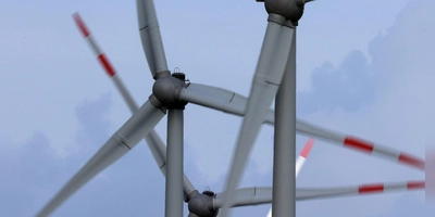 Wie viele Rotoren sollen sich künftig zwischen Ansbach und Merkendorf drehen? (Symbolbild: Karl-Josef Hildenbrand/dpa)