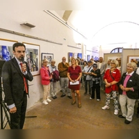 Oberbürgermeister Christoph Rösch bei der Vernissage des Kunstkreises am Freitagabend. In der Mitte steht Silvia Stark, die Vorsitzende des Kunstkreises. (Foto: Karl-Heinz Gisbertz)
