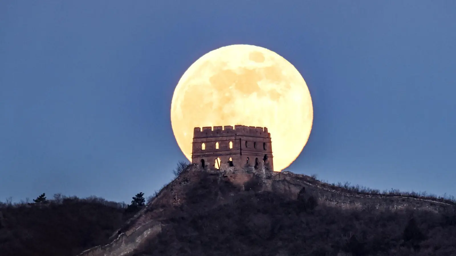 Der erste Vollmond des Jahres über dem Panlongshan-Abschnitt,  der Großen Mauer in der chinesischen Hauptstadt Peking, zu sehen. Der erste Vollmond des Jahres wird auch „Wolfsmond” genannt. (Foto: Chen Yehua/XinHua/dpa)