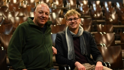 Regisseur Axel Weidemann (links) und Dramaturg Felix Mohr freuen sich auf die Premiere von „Wie angelt man sich einen Feministen?“ am Landestheater Dinkelsbühl.  (Foto: Anna Beigel)