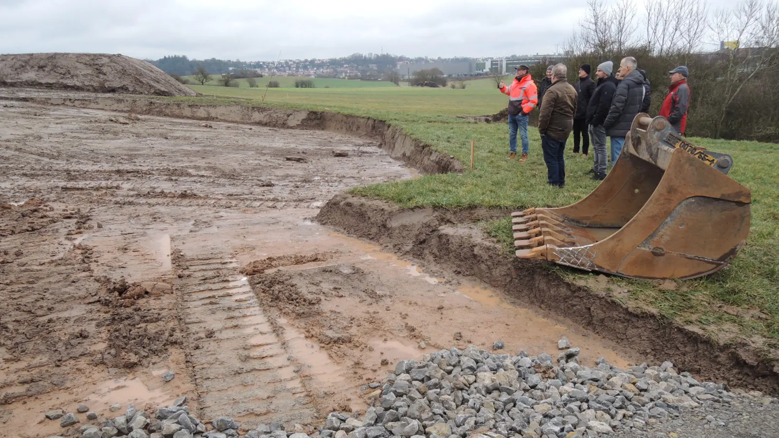 Bevor die Arbeiten für die künftige Ortsumgehung von Sommerau starten, wird westlich des Dorfs derzeit eine Brücke gebaut. Auf dieser soll ein Feldweg über die spätere Straße führen. (Foto: Peter Zumach)