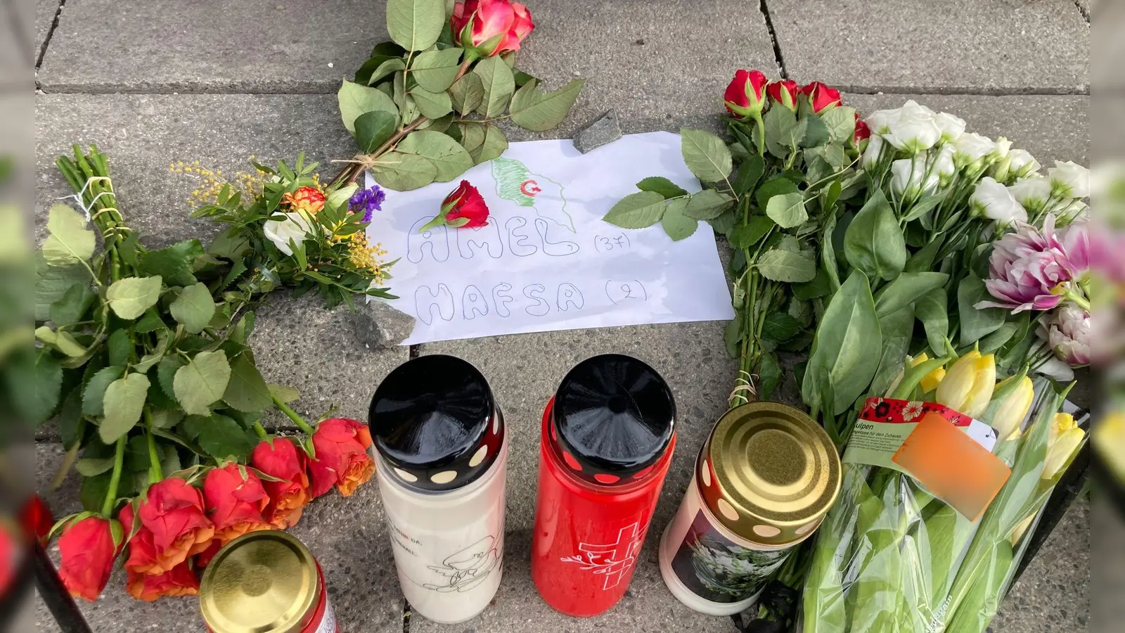 Blumen und Kerzen erinnern an Amel und ihre Tochter Hafsa, die bei dem Anschalg starben. (Foto: Sabine Dobel/dpa)