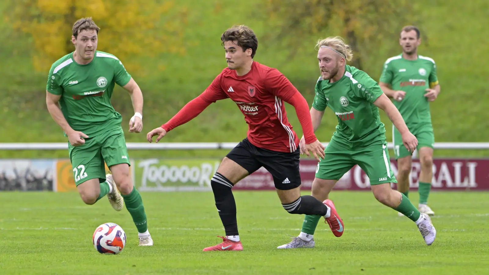 Vorwärtsdrang: Kimi Schachner (Mitte), hier mit den Herriedern Luca Di Bella (links) und Erik Appelt hatte die Führung für Aufkirchen auf dem Fuß. (Foto: Martin Rügner)