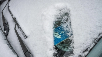 Parkscheine und Anwohnerausweise müssen grundsätzlich gut sichtbar im Auto liegen: Nachträglich durch Schnee oder Eis verdeckte Dokumente führen jedoch nicht zu einem Knöllchen, solange sie gültig sind. (Foto: Zacharie Scheurer/dpa-tmn)
