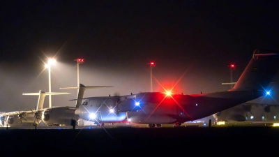 Ein Transportflugzeug vom Typ A400M der deutschen Luftwaffe landet am Fliegerhorst Wunstorf. (Foto: Sina Schuldt/dpa)