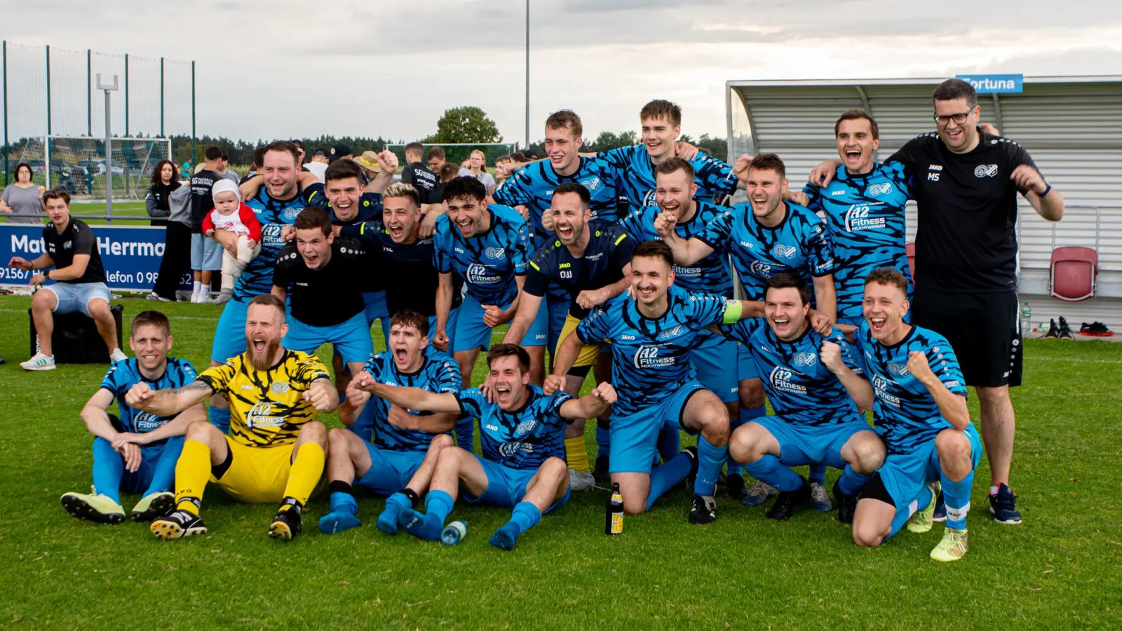 Begeisterung bei der SG Mosbach/Breitenau: Am Ende einer langen Saison schaffte die Spielgemeinschaft mit einem 3:2-Sieg nach Verlängerung gegen die Sportfreunde Laubendorf den Kreisliga-Klassenerhalt.  (Foto: Markus Zahn)