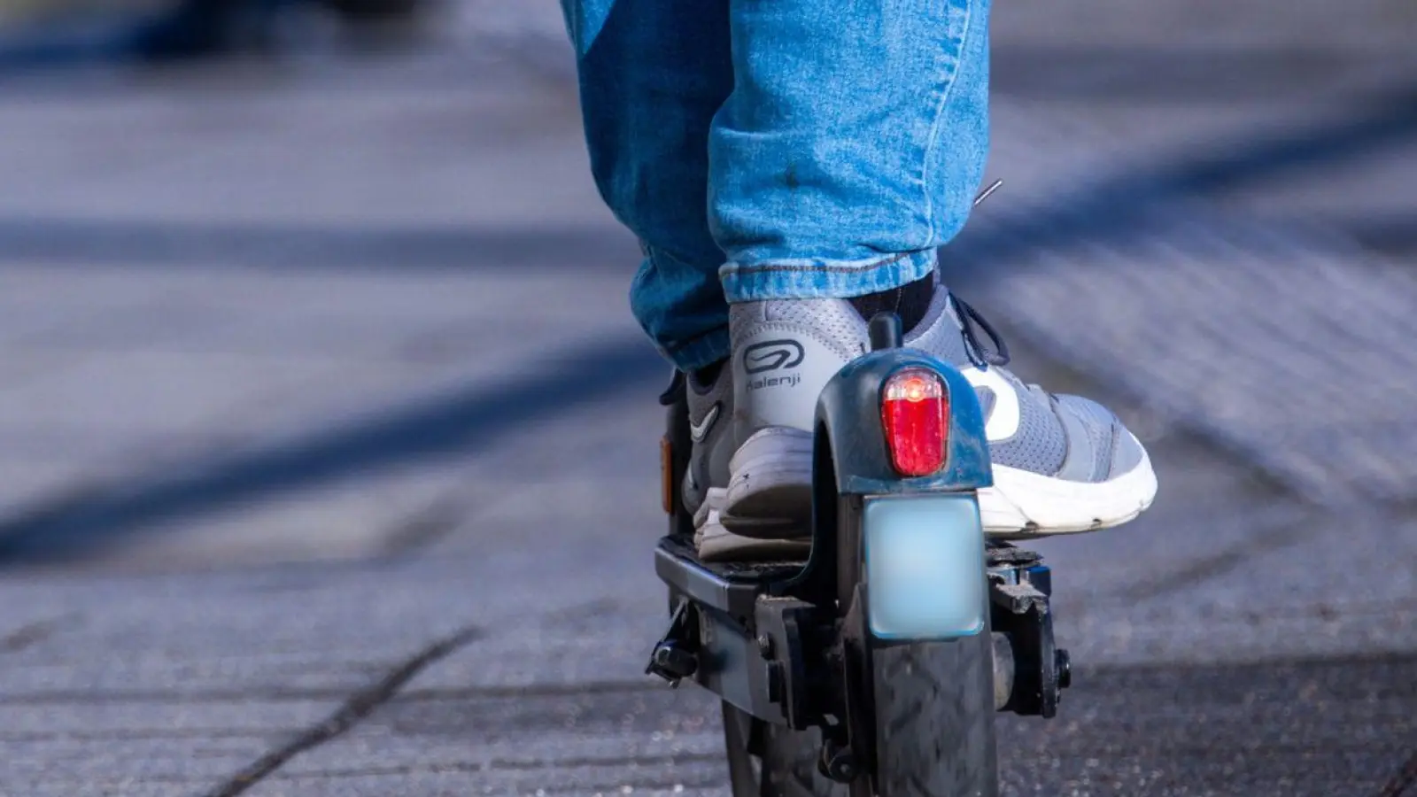 Schon länger prägen die elektrischen Kleinfahrzeuge das Stadtbild. Die Ordnungshüter kontrollieren diese regelmäßig und werden dabei oft fündig. (Symbolbild: Jens Büttner/dpa)