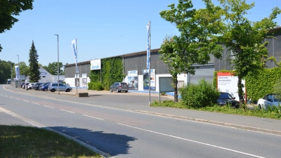 Markant, aber nicht unbedingt schön anzusehen: Die Stahlhallen der Richard Köstner AG an der Neustädter Karl-Eibl-Straße. Im Juli werden sie abgerissen, um einem Neubau Platz zu machen. (Foto: Patrick Lauer)