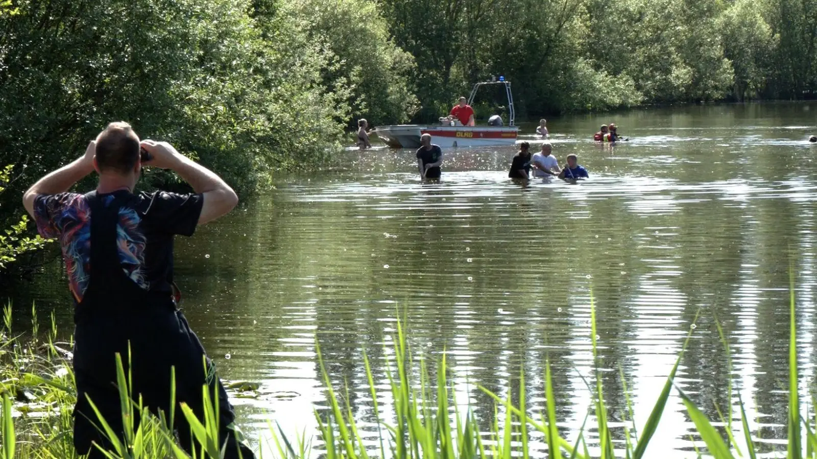 Taucher entdeckten das Mädchen leblos unter Wasser.  (Foto: Marcel Zimmering/NonstopNews /dpa)