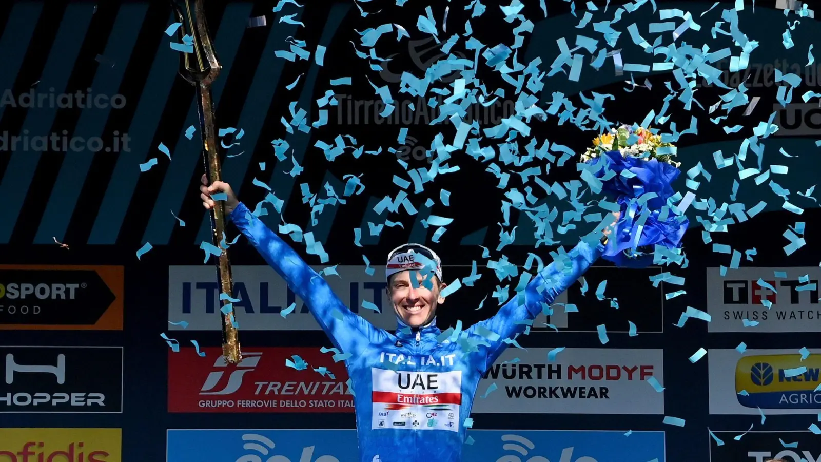 Tadej Pogacar feiert seinen Gesamtsieg bei der Tirreno-Adriatico. (Foto: Gian Mattia D'alberto/LaPresse/AP/dpa)