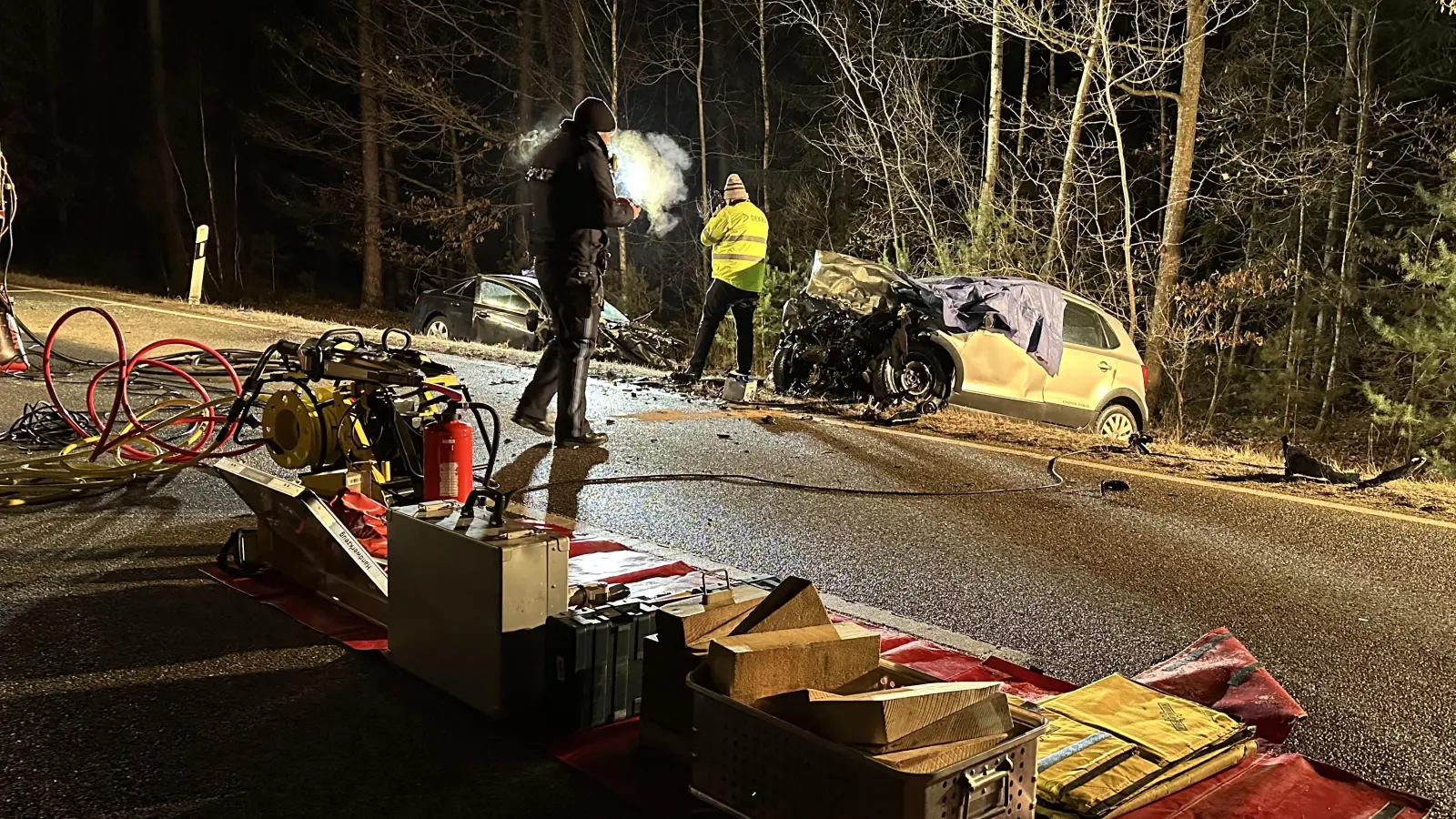 Beamte der Polizeiinspektion Feuchtwangen und ein Gutachter führen die Unfallaufnahme durch. (Foto: Gudrun Bayer)