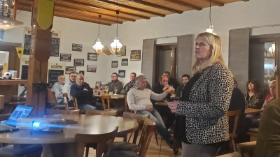 Etwas weniger Leute als von Bürgermeisterin Dr. Birgit Kreß erwartet, interessierten sich in Losaurach für das, was in ihrer Gemeinde so vor sich geht. (Foto: Ulli Ganter)