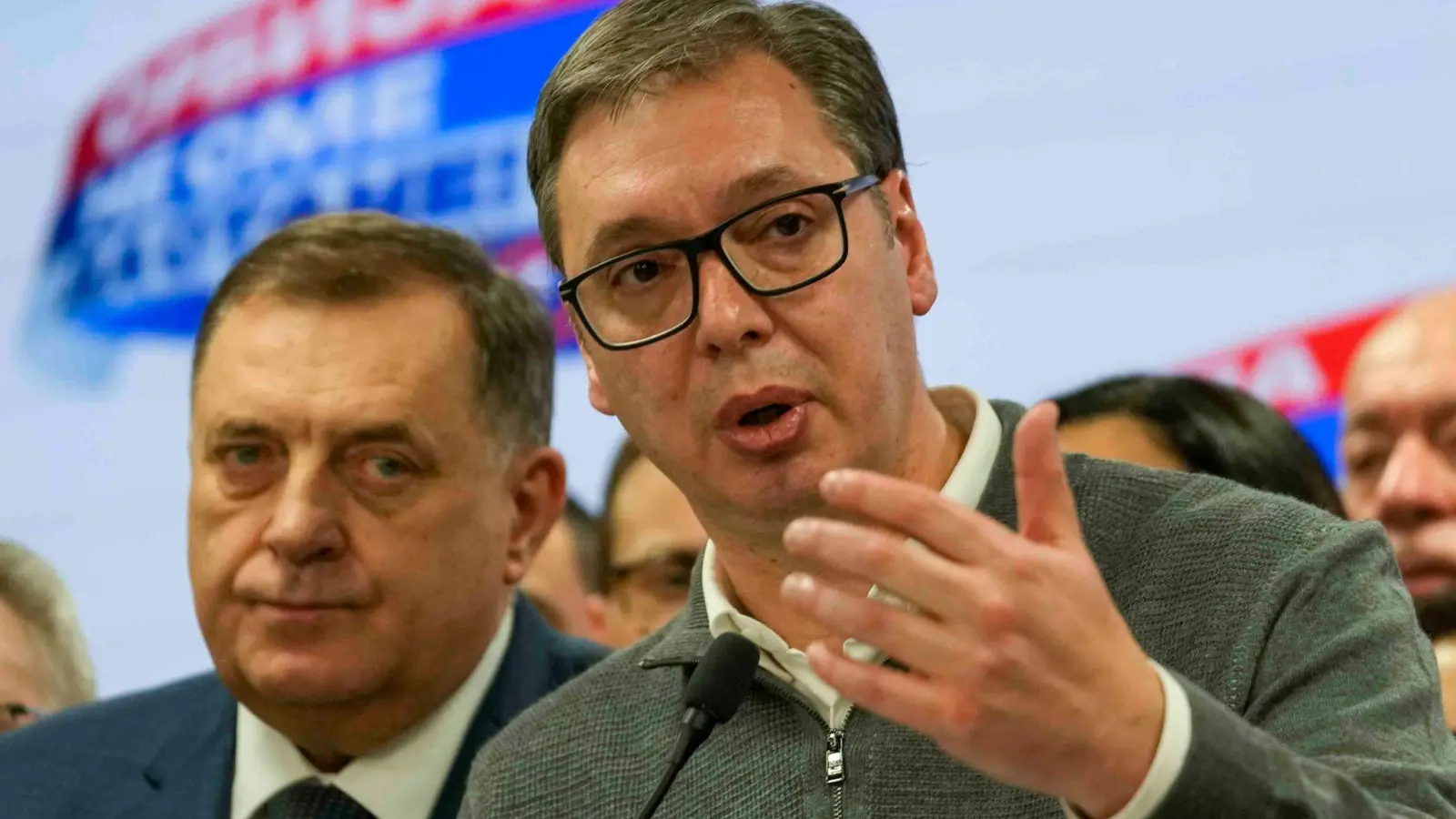 Die Partei von Präsident Aleksandar Vucic hat nach Angaben von Wahlforschern die Parlamentswahl in Serbien gewonnen. (Foto: Darko Vojinovic/AP)