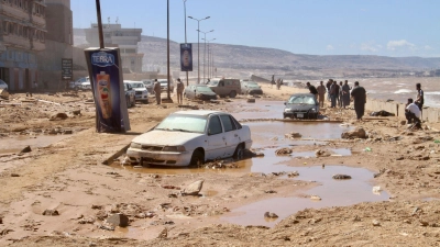 Suchmannschaften durchkämmen die Stadt Darna auf der Suche nach Opfern. (Foto: Yousef Murad/AP)