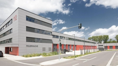 Ungefähr so wie dieses Feuerwehrhaus in Fürth soll auch die Fassade des Neustädter Feuerwehrhauses aussehen: Hellgrau mit roten Elementen und ausgeführt mit hinterlüfteten Platten. (Foto: Büro KPlan)