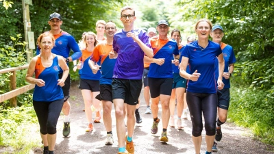 Fynn Thome (18, vorne) trainiert gemeinsam mit den Läuferinnen und Läufern der Lauf- und Triathlonfreunde Lebach (LTF Theeltal) auf einer Waldstrecke bei Lebach. (Foto: Laszlo Pinter/dpa/Laszlo Pinter)