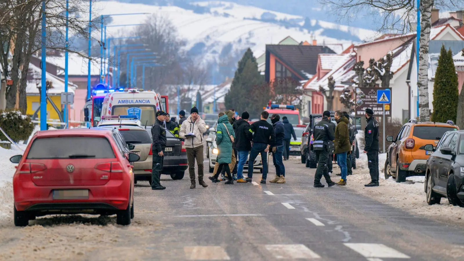 Rettungskräfte und Polizisten eilten zu dem Gymnasium, in dem mutmaßlich ein Schüler zwei Menschen getötet haben soll. (Foto: Veronika Mihaliková/TASR/dpa)