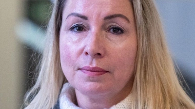 Zeugin im Champagner-Prozess: Nicole Bock trank im Februar 2022 ahnungslos aus einem Champagner-Glas, in dem sich die Droge MDMA befand. Sie schwebte danach in Lebensgefahr und kämpft bis heute mit den körperlichen und psychischen Folgen.  (Foto: Armin Weigel/dpa)