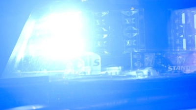 Die Polizei in Barsinghausen wurde in der Nacht per Notruf zu der Tat gerufen. (Symbolbild) (Foto: Julian Stratenschulte/dpa)