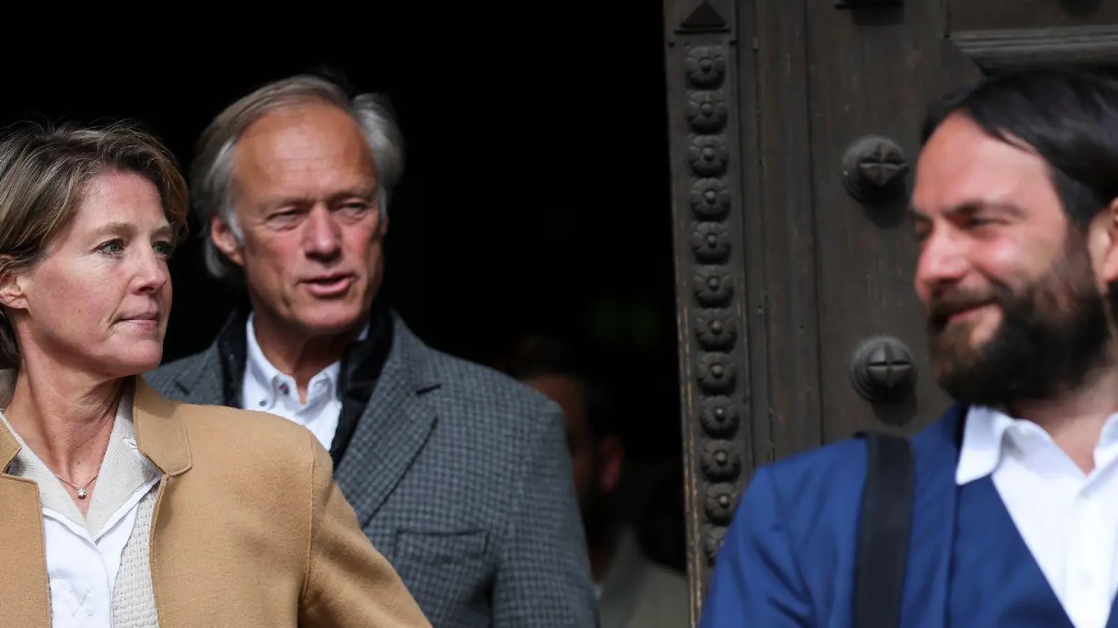 Christina Block, ihr Anwalt Ingo Bott (rechts), und Gerhard Delling. Rund 100 Verhandlungstage sind im Block-Prozess geplant. (Foto: Christian Charisius/dpa)