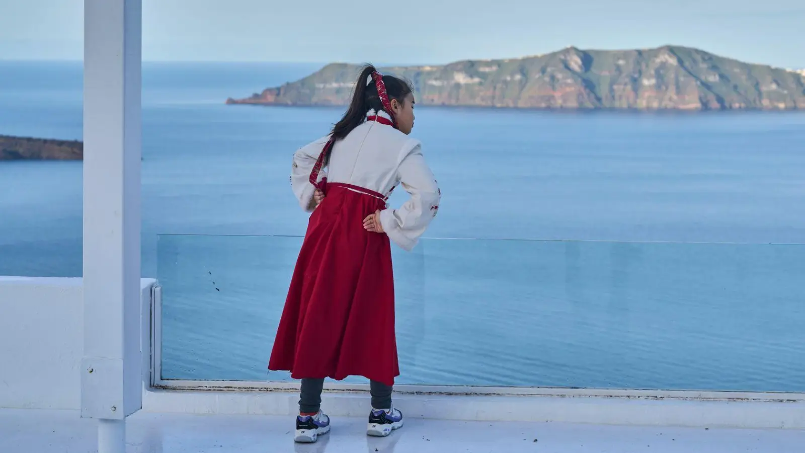 Nur wenige Touristen halten sich derzeit auf Santorini auf. (Foto: Petros Giannakouris/AP/dpa)