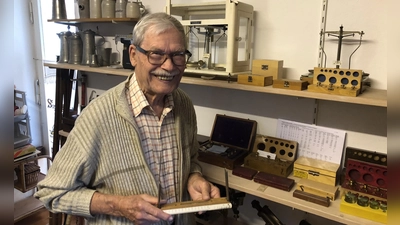 Johannes Schlender inmitten der umfangreichen Sammlung. (Foto: Johannes Flierl)