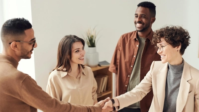 Wer sich aktiv vernetzt, Fachgruppen beitritt und in den Dialog mit Arbeitgebern tritt, erweitert sein berufliches Netzwerk gezielt. (Foto: Pexels)