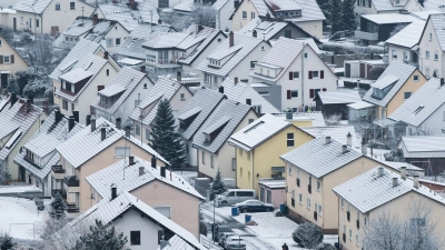 Winterliche Hauspflege schützt vor Schäden: Regelmäßiges Schneeräumen, Entfernen von Eiszapfen und das Sichern von Wasserleitungen beugen teuren Winterproblemen vor. (Foto: Silas Stein/dpa/dpa-tmn)