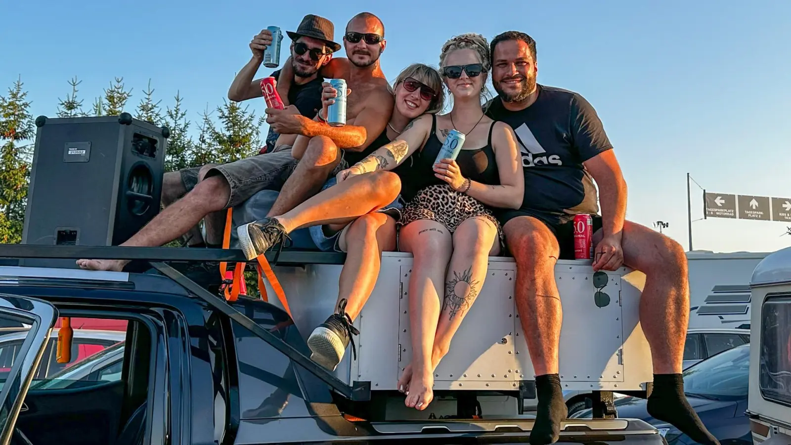 Einige der Mitglieder der Gruppe „Zone Hainsfarth” läuten ihre Summer-Breeze-Sause auf dem Dach eines Pick-ups ein. Die Metal-Fans waren trotz ihrer kurzen Anreise am Montagabend als eine der ersten in der Kontrollschleuse Black Earth bei Illenschwang. (Foto: Martina Haas)