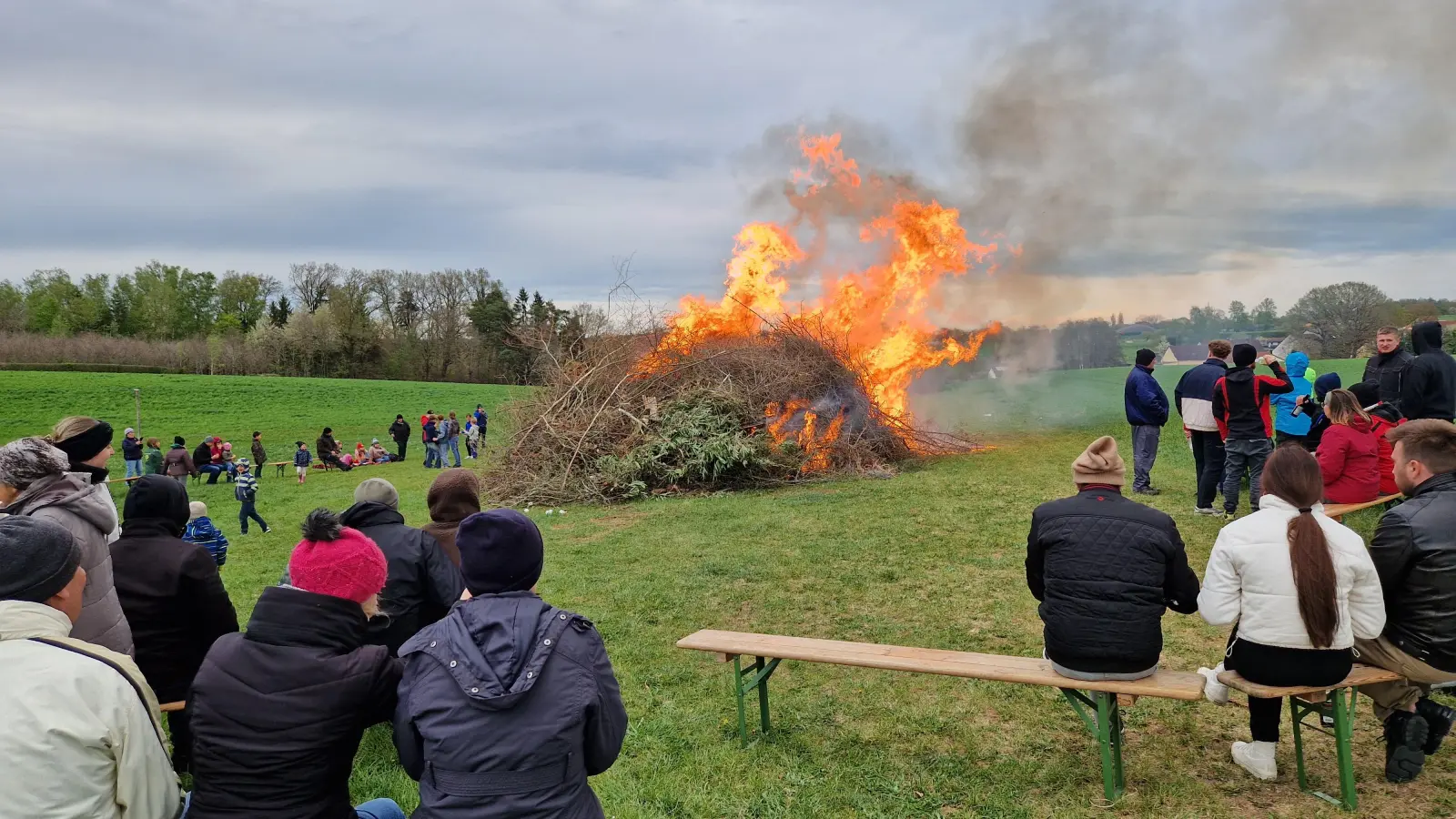 Das Feuer wurde am Ostersonntag auf einer Wiese bei Mittelbach entzündet. (Foto: Andrea Walke)