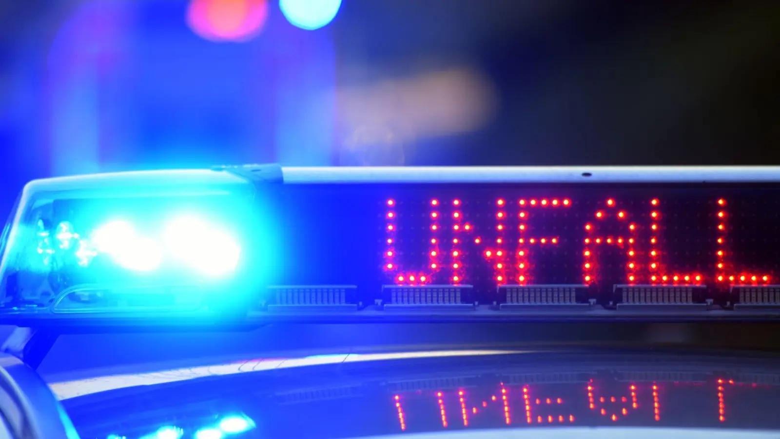 Der Fahrer des Sattelzugs kam leicht verletzt in ein Krankenhaus. (Symbolbild) (Foto: Stefan Puchner/dpa)